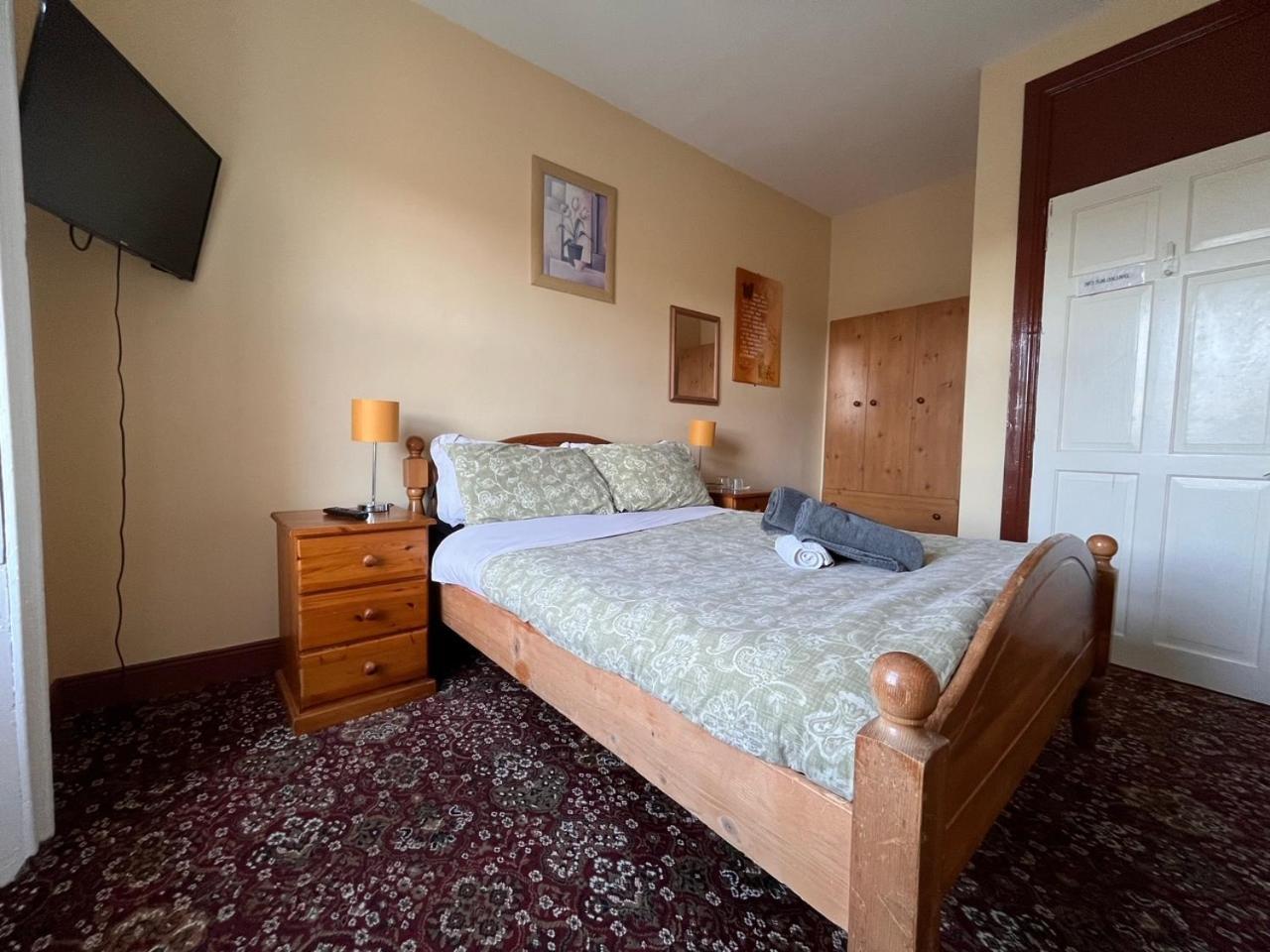 Cashel Town Center Inn Bagian luar foto