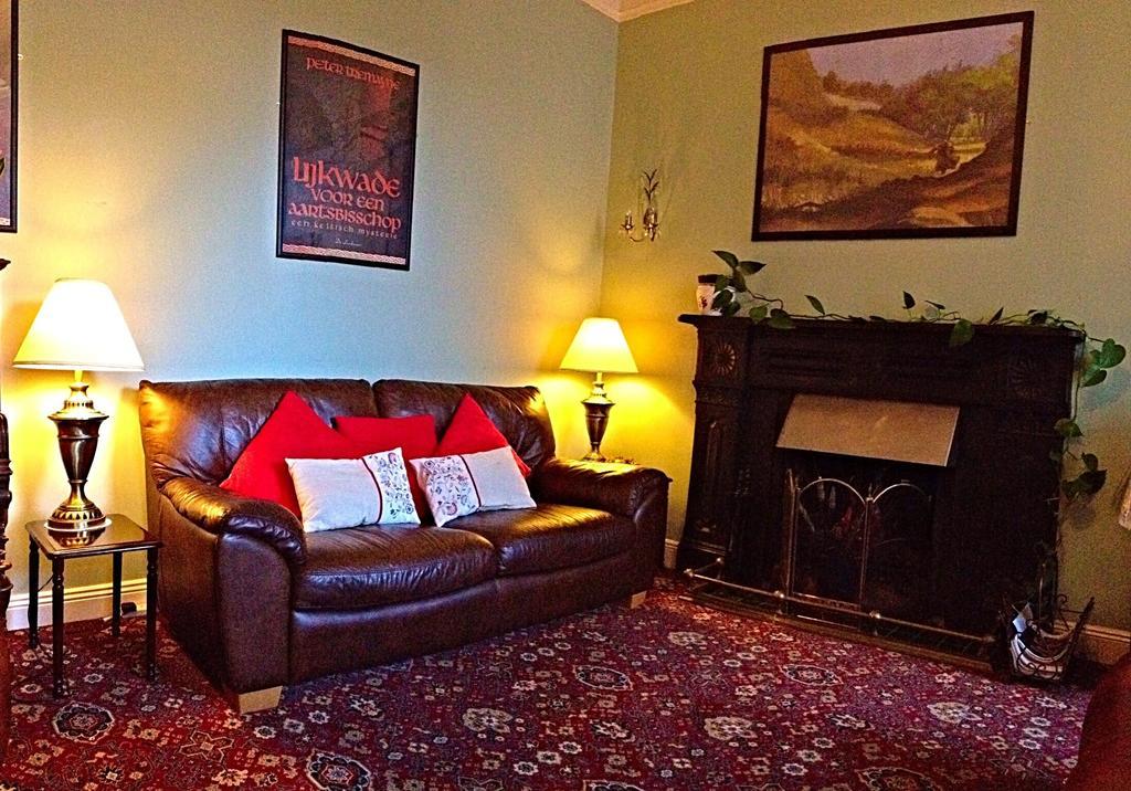 Cashel Town Center Inn Bagian luar foto